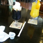 ウィンナーコーヒー(アイス)とオレンジジュース