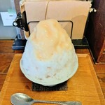 CAFE めがね書房 - 桃かき氷