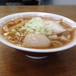 喜多方食堂 - 蔵出ししょうゆラーメン（600円）玉葱入り＋味玉（100円）＋切り落しチャーシュー（50円）