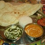 スビ・マハル - 二種のカレー「ほうれん草」と「バターチキンカレー」ライス付き