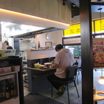 代一元 - カウンター席も広々しています