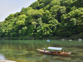 Saryou Hassui - 翡翠色に輝く保津川の眺めをお楽しみください。
