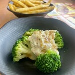 無添くら寿司 - 料理写真:えびブロッコリー。エビを細かくしてマヨで和えているのかな