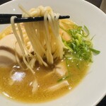 鶏煮干しラーメンういんず - コシのある麺