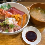魚丼屋 - 料理写真:大盤振る舞い丼+あら汁