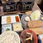 牛かつもと村 - 小鉢3種付き牛かつ定食
