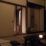 御茶屋Bar内観。各座卓は小ぶり。そして仄かな手元灯り