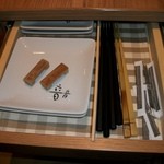 和食バル 音音 - 箸や取り皿はテーブルの引き出しの中に