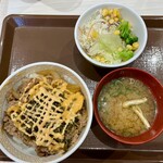 すき家 - 料理写真:高菜明太マヨ牛丼と味噌汁、サラダ