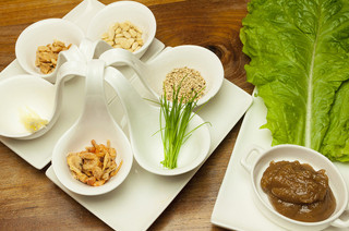 オリエンタルレシピカフェ - 6種の薬味を包んで食べる　葉っぱ包みサラダ