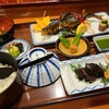 翠香園  - 鮎定食(税込2,550円)
①塩焼き鮎【2匹】、蓼酢添え②鮎甘露煮【1匹】③素揚げ手長海老【2匹】④鮎の真子の佃煮⑤うるか⑥蒸し薩摩芋の川海苔載せ⑦白ご飯⑧鮎のお吸い物⑨お漬け物⑩オレンジ