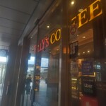 タリーズコーヒー - 大泉学園学園駅北口GrandEmioの入口付近に有ります。