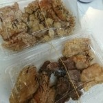 Waka Shamo - 全種からあげ盛り。容器に、何のからあげか記入してくれてます