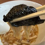 北海道らぁめん 伝丸 - 海苔を巻いて