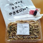 鈴木焼きそば - 「焼きそば」大盛450円と紅ショウガに追いソースも付けてもらいました