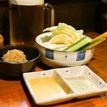 くら鳥 - 2015.4 お通し（値段不明）特製つくね、生野菜、味噌マヨネーズ、抹茶塩