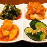 味道苑 - 2015.1 キムチ四種盛り合せ（810円）