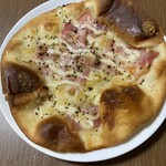 ベーカリー アクア - パリパリピザ   200円なり