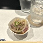 はる - お通しの鰹ポン酢と長茄子焼酎