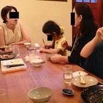 茶虎飯店 - 相席の別組みが塗り絵を…