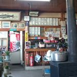 岡本商店 - 壁メニューと72鱒魚拓