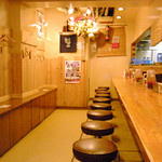 Ra-Men Doukutsuya - 店内、カウンター席とテーブル席あり