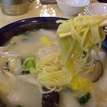 金華飯店 - 海の幸入り汁そば　海鮮の出汁がしみた薄味のスープです