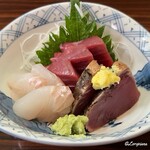 いかり - 厚みを持って引かれた目鉢鮪に鮃と鰹のたたき