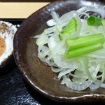 つけ麺 道 - この日の薬味はニンニク味噌+ネギ