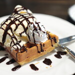 珈琲屋らんぷ - 料理写真:チョコレートワッフル。