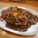 スタミナカレーの店バーグ - スタミナカレー・生卵（770円）＋中盛（160円）