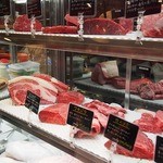 熟成和牛ステーキ グリルド エイジング・ビーフ - たくさんのお肉がディスプレイ