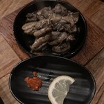 肉魚ダイニング　艶吉 - 鶏ももの炙り焼き880円