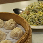 金品茶樓 - 2015.05　小龍包(160元)と高菜炒飯(180元)