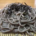 田嶋 - ざるそばは、喉越しが悪いわけではありませんが、ややボソボソとした食感のあるタイプです。