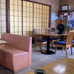 田嶋 - 店内は、昔ながらの食堂らしい、気取らない雰囲気です。