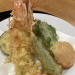 田嶋 - 天ぷらは、頭付きの海老をはじめ、おくら、人参、ピーマン、なす、大葉と種類も豊富です。
