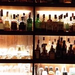 NAGUY BAR - 棚には各種ボトルが並んだ。