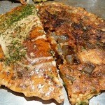 ねぎ焼やまもと 梅田エスト店 - 右・いか玉（780円）左・すじねぎ（1190円）