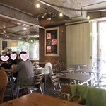 デリ アンド ベイキング - 開放的な店内