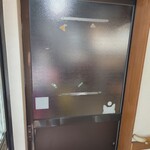 まぐろ 丸達 - 玄関内左のガラス扉