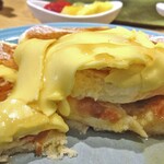 むさしの森珈琲 - 背徳の芳醇削りバター ふわっとろパンケーキ（バターＷ；パンケーキ１枚追加）（メイプルシロップをかけて）