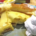 むさしの森珈琲 - 背徳の芳醇削りバター ふわっとろパンケーキ（バターＷ；パンケーキ１枚追加）（ホイップクリームを添えて）