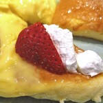 むさしの森珈琲 - 背徳の芳醇削りバター ふわっとろパンケーキ（バターＷ；パンケーキ１枚追加）（ホイップクリーム＆フルーツを添えて）