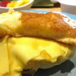 むさしの森珈琲 - 背徳の芳醇削りバター ふわっとろパンケーキ（バターＷ；パンケーキ１枚追加）（メイプルシロップをかけて）