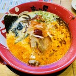 ラーメン まこと屋 - 料理写真:8分程で着丼、赤辛を混ぜると程良いピリ辛に。