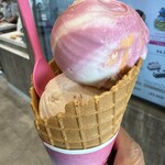 サーティワンアイスクリーム - 料理写真:ワッフルコーンスモールダブルで550円
*ベリーベリーストロベリー
*レインボーシャーベット