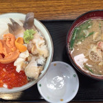 Abuya - 5色丼（うに、つぶ、ほっき、いか、いくら） ¥1,500 ＋ かに汁 ¥100→サービス