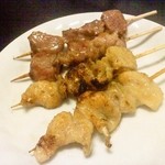 スタ城 - 鶏皮とカシラ 塩 各100円