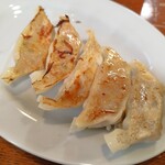 麺処きのとみ - 料理写真:焼き餃子。何もつけないで食べるのが好き♥